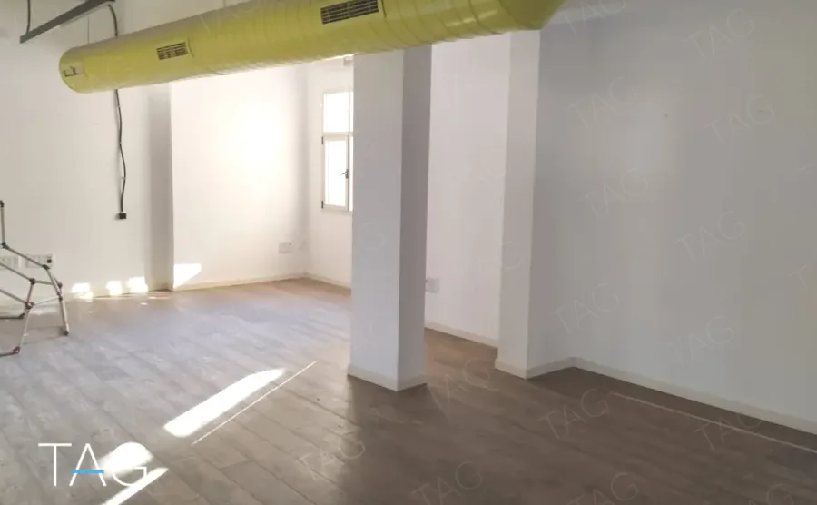 תקרה חשופה עם צנרת מיזוג צהובה בחלל משרד להשכרה במתחם רוטשילד תל אביב - תג נכסים