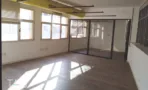 חלל אופן ספייס עם שורת חלונות ומחיצת זכוכית במשרד להשכרה במתחם רוטשילד תל אביב - תג נכסים