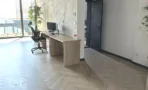 עמדת עבודה עם שולחן עץ ורצפת דגם אדרה במשרד 100 מ