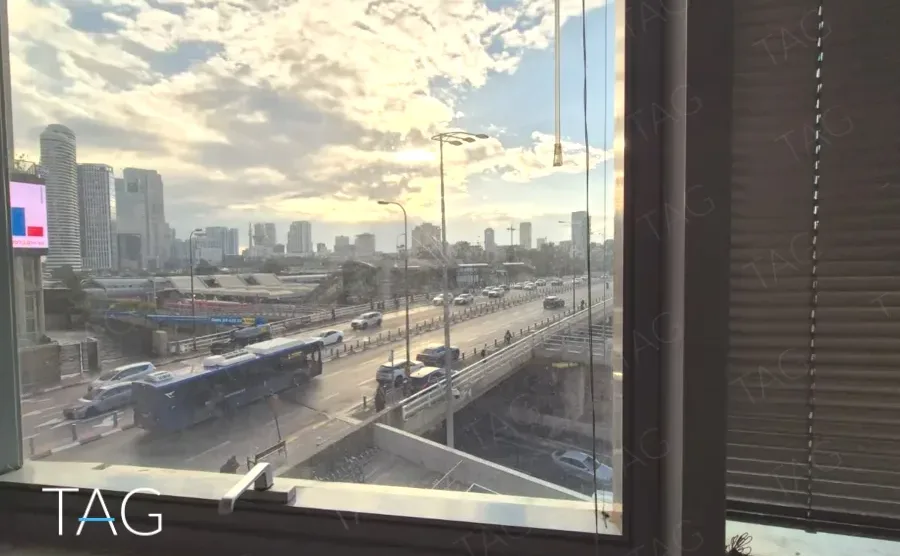 נוף מהחלון במשרד 100 מ