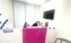 משרד להשכרה 128 מ״ר במגדל WE, עמדת קבלה מעוצבת עם מסך על הקיר