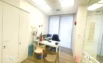 משרד להשכרה 128 מ״ר במגדל WE, חדר טיפולים עם שולחן עבודה וארונות לבנים