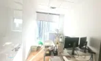 משרד להשכרה 280 מ״ר במגדל WE, חדר עבודה עם עמדות מחשב וחלון לנוף מגדלים