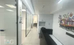 משרד להשכרה 100 מ״ר במגדל WE, מסדרון כניסה עם דלפק ועיצוב אמנותי על הקיר