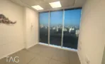 משרד להשכרה 100 מ״ר במגדל WE, חדר פנוי עם קיר חלונות ונוף עירוני