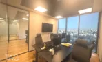 משרד להשכרה 280 מ״ר במגדל WE, חדר עבודה עם עמדות מחשב ונוף פנורמי לעיר