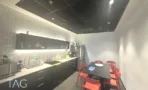 משרד להשכרה 280 מ״ר במגדל WE, מטבחון מאובזר עם שולחן אוכל וכיסאות אדומים