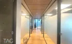 משרד להשכרה 280 מ״ר במגדל WE, מסדרון עם מחיצות זכוכית ותקרת עץ