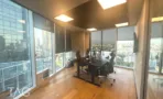 משרד להשכרה 280 מ״ר במגדל WE, חדר עבודה פינתי עם חלונות פנורמיים לנוף העיר