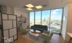 משרד להשכרה 170 מ״ר במגדל WE, פינת ישיבה מרוהטת מול נוף עירוני מהחלון