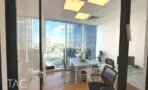 משרד להשכרה 170 מ״ר במגדל WE, חדר עבודה עם נוף פתוח למגדלים מהחלון