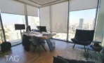 חדר מנהל עם שולחן, כורסה שחורה ונוף פנורמי