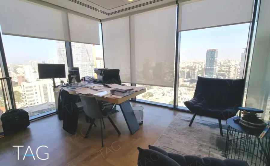 חדר מנהל עם שולחן, כורסה שחורה ונוף פנורמי