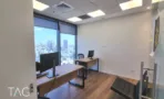 חדר עבודה עם שולחן ונוף העיר מהחלון