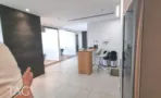 פינת מטבח עם רצפת אריחים בהירה ומשטח עץ