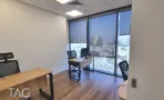 חדר עבודה עם שולחן עץ ונוף פנורמי מהחלונות