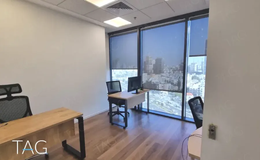 חדר עבודה עם שולחן עץ ונוף פנורמי מהחלונות