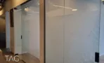 משרד להשכרה 160 מ״ר במגדלי אלון, מחיצות זכוכית חלבית מעוטרות לאורך המסדרון
