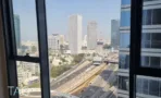 משרד להשכרה 160 מ״ר במגדלי אלון, נוף עירוני מהחלון אל מגדלים ונתיבי איילון