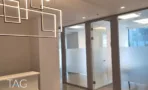 משרד 250 מ״ר במגדלי אלון, אזור כניסה עם גופי תאורה מעוצבים וחדרי זכוכית