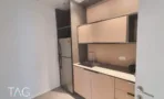 משרד 250 מ״ר במגדלי אלון, מטבחון מאובזר עם מקרר וארונות עץ