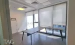 משרד 250 מ״ר במגדלי אלון, חדר עבודה עם שולחן פינתי וחלונות עם וילונות גלילה
