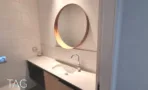 משרד 250 מ״ר במגדלי אלון, חדר רחצה מעוצב עם מראה עגולה וכיור