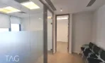 משרד 250 מ״ר במגדלי אלון, מסדרון עם מחיצות זכוכית חלבית וכיסאות המתנה