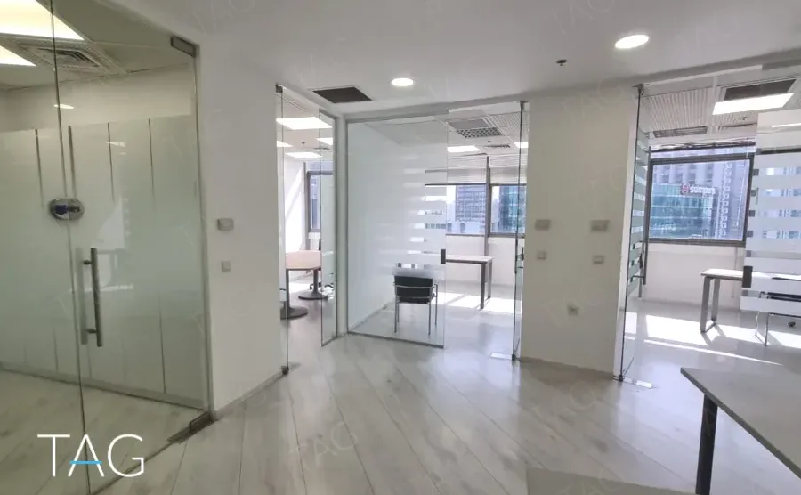 מעבר מזוגג במשרד 180 מ