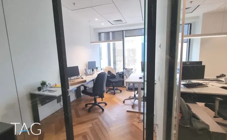 חדר עבודה מרוהט מאחורי זכוכית במידטאון