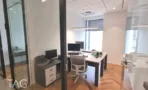 חדר עבודה פרטי עם שולחנות עץ
