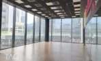חלל משרדי ריק עם חלונות היקפיים במידטאון