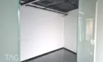 חדר זכוכית ריק עם תקרה חשופה