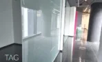 מסדרון זכוכית עם ריצוף כהה במידטאון
