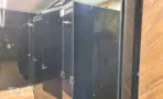 תאי שירותים בגימור כהה במידטאון