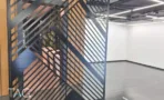 מחיצה גאומטרית בחלל משרד פתוח