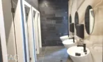 חדר רחצה עם כיורים עגולים במידטאון