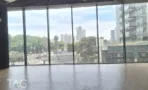 חלל משרדי ריק מול חלונות במידטאון