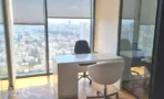 עמדת עבודה פינתית עם כורסה לבנה ונוף עירוני