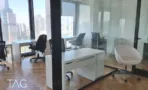 עמדות עבודה מול חלון פינתי עם נוף למגדלים