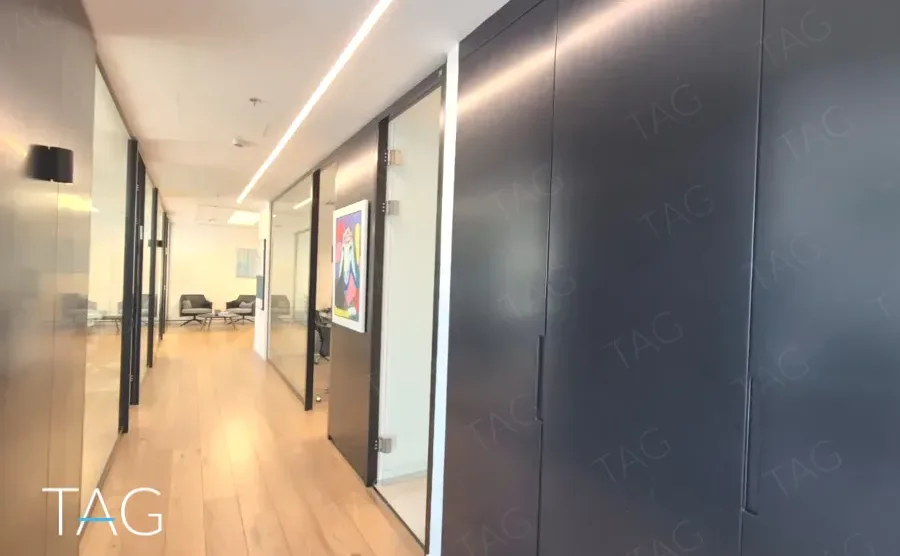 משרד להשכרה 450 מ״ר במגדלי אלון, מסדרון פרקט עם דלתות זכוכית ופינת המתנה