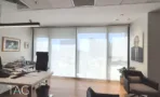 משרד להשכרה 450 מ״ר במגדלי אלון, חדר מנהלים עם שולחן עבודה וחלונות רחבים לנוף העיר