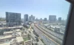 משרד להשכרה 450 מ״ר במגדלי אלון, נוף מהחלון אל נתיבי איילון וקו הרקיע של תל אביב