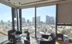 משרד להשכרה 450 מ״ר במגדלי אלון, פינת ישיבה מול חלונות פנורמיים עם נוף העיר