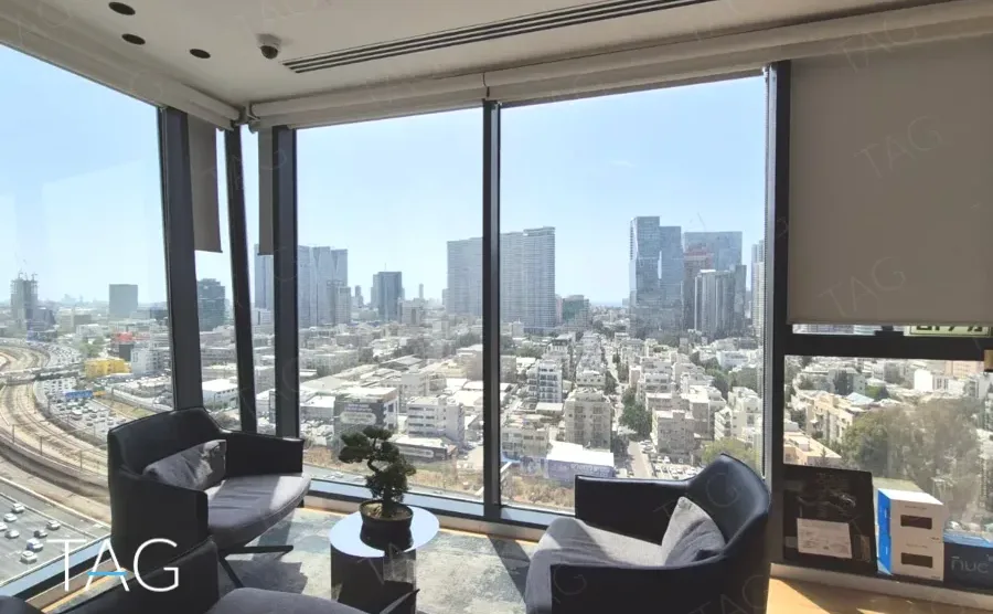 משרד להשכרה 450 מ״ר במגדלי אלון, פינת ישיבה מול חלונות פנורמיים עם נוף העיר