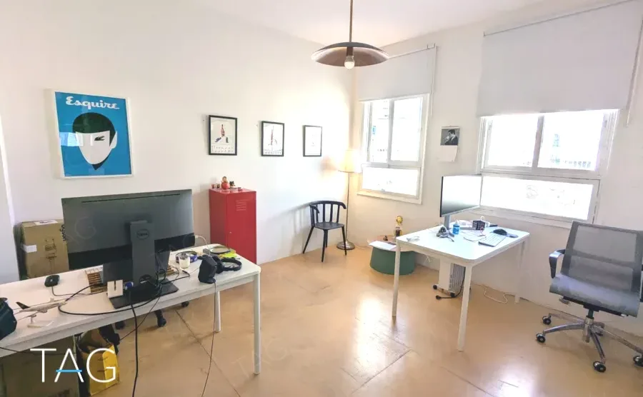 אופן ספייס במשרד להשכרה ברוטשילד תל אביב - עמדות עבודה מול חלונות - תג נכסים