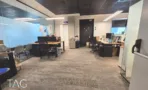 חלל עבודה פתוח עם מחיצות זכוכית, עמדות מחשב, מדפסת ושטיח מודפס - משרד 890 מר, אריה שנקר מרכז גב ים הרצליה - תג נכסים