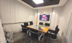 חדר ישיבות עם שולחן עץ, כיסאות שחורים, מסך על הקיר ווילון לבן על החלון - משרד 890 מר, אריה שנקר מרכז גב ים הרצליה - תג נכסים