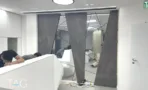 עמדת קבלה במשרד במגדל ספיר עם חיפוי קיר גיאומטרי