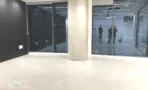 חלל משרד פתוח במגדל ספיר עם חלונות מקיר לקיר ועמוד בטון